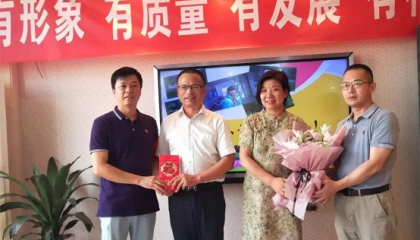 卓逸鋁業領導慰問鳳鳴天女小學教師